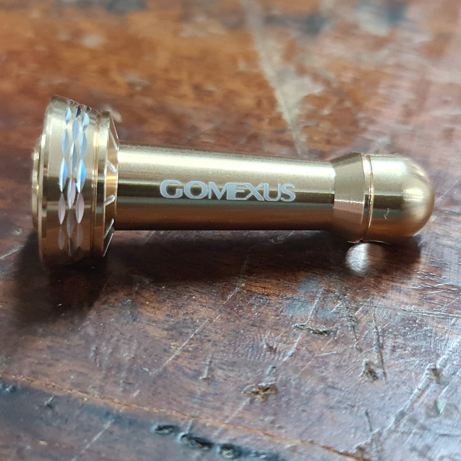 Gomexus R2 Reel Stand - Older Daiwa Gold