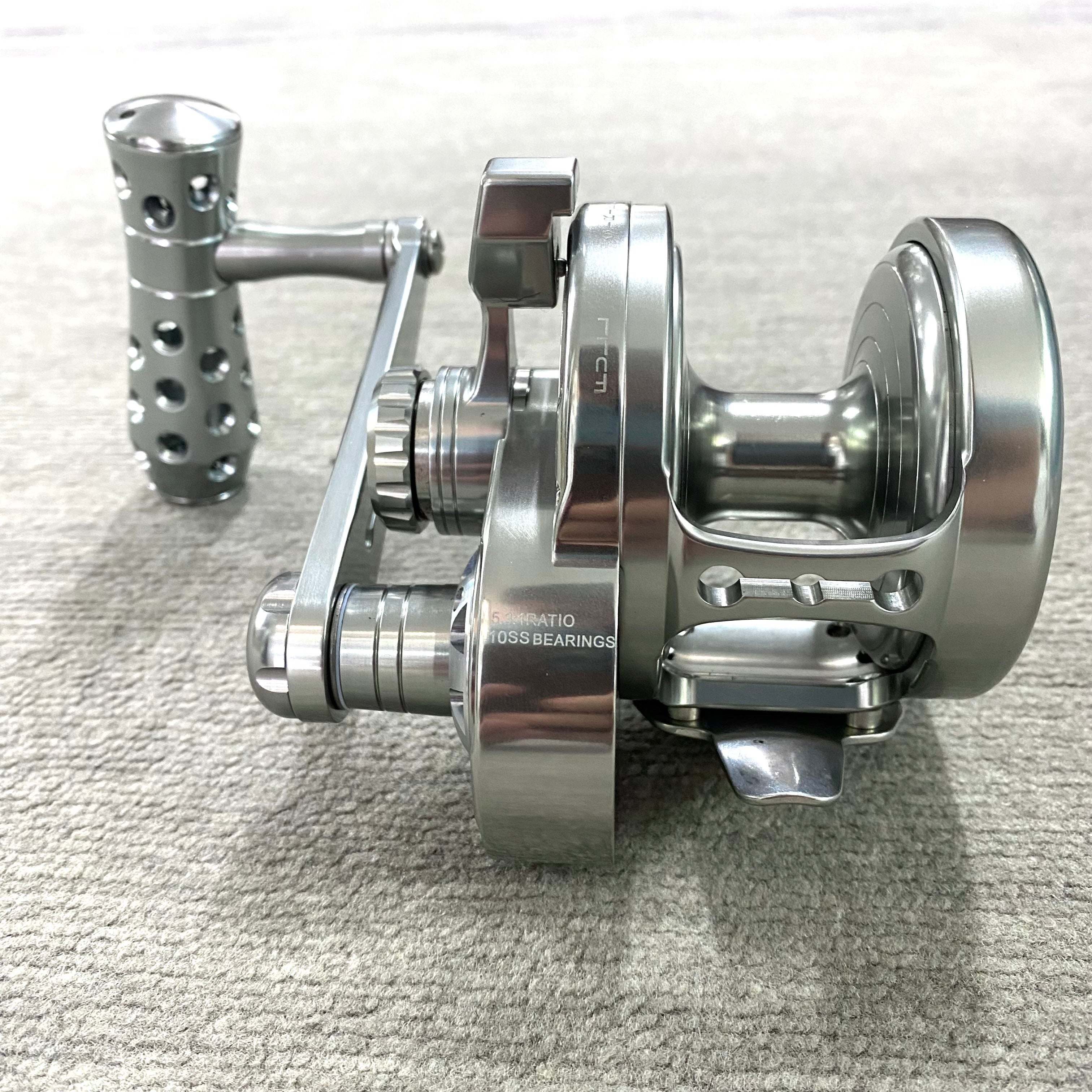 Jigging Master Monster Game PE5 Right Handed Grey Grey